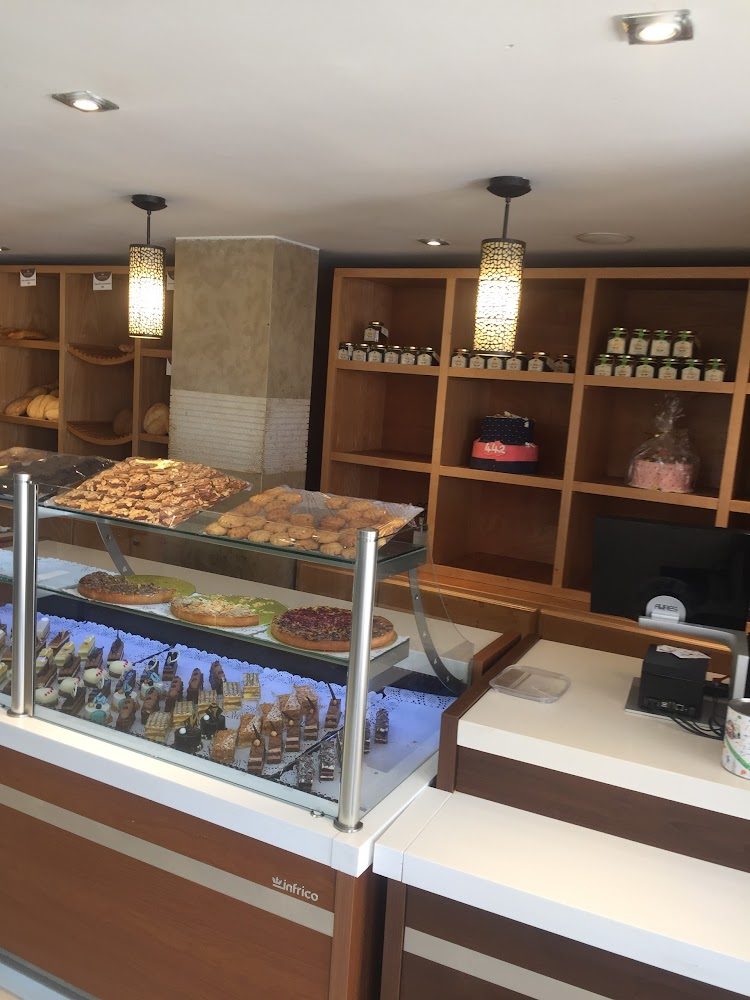 Café Pâtisserie Quatre Quatre Deux - Témara