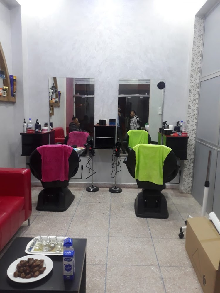 SALON HOLLYWOOD.