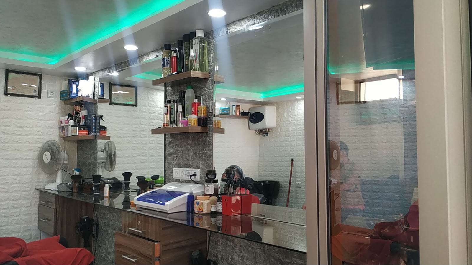 SALON TAFOUKT BARBERSHOP "The SUN"