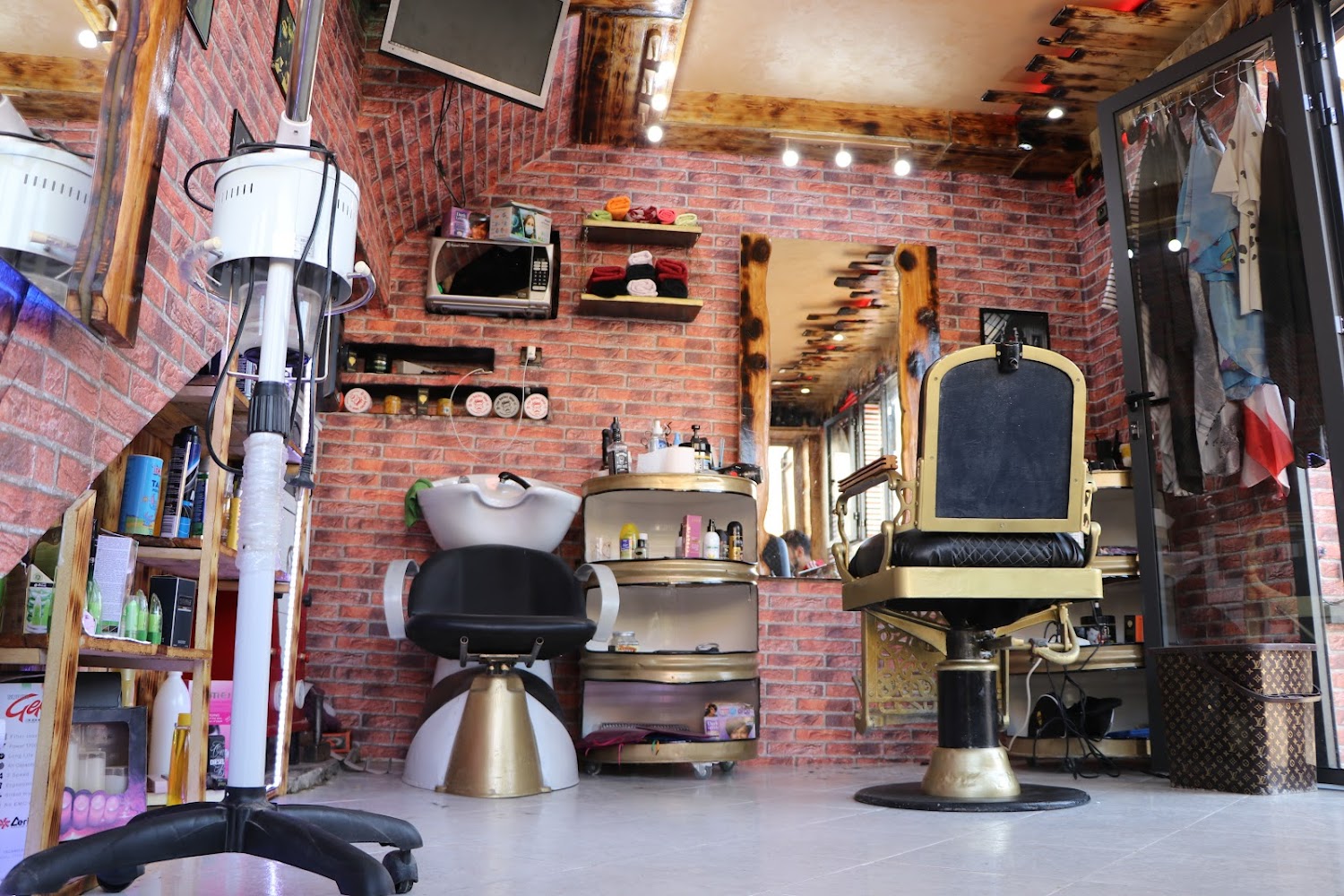 Black house salon de coiffure homme et femme - Oujda