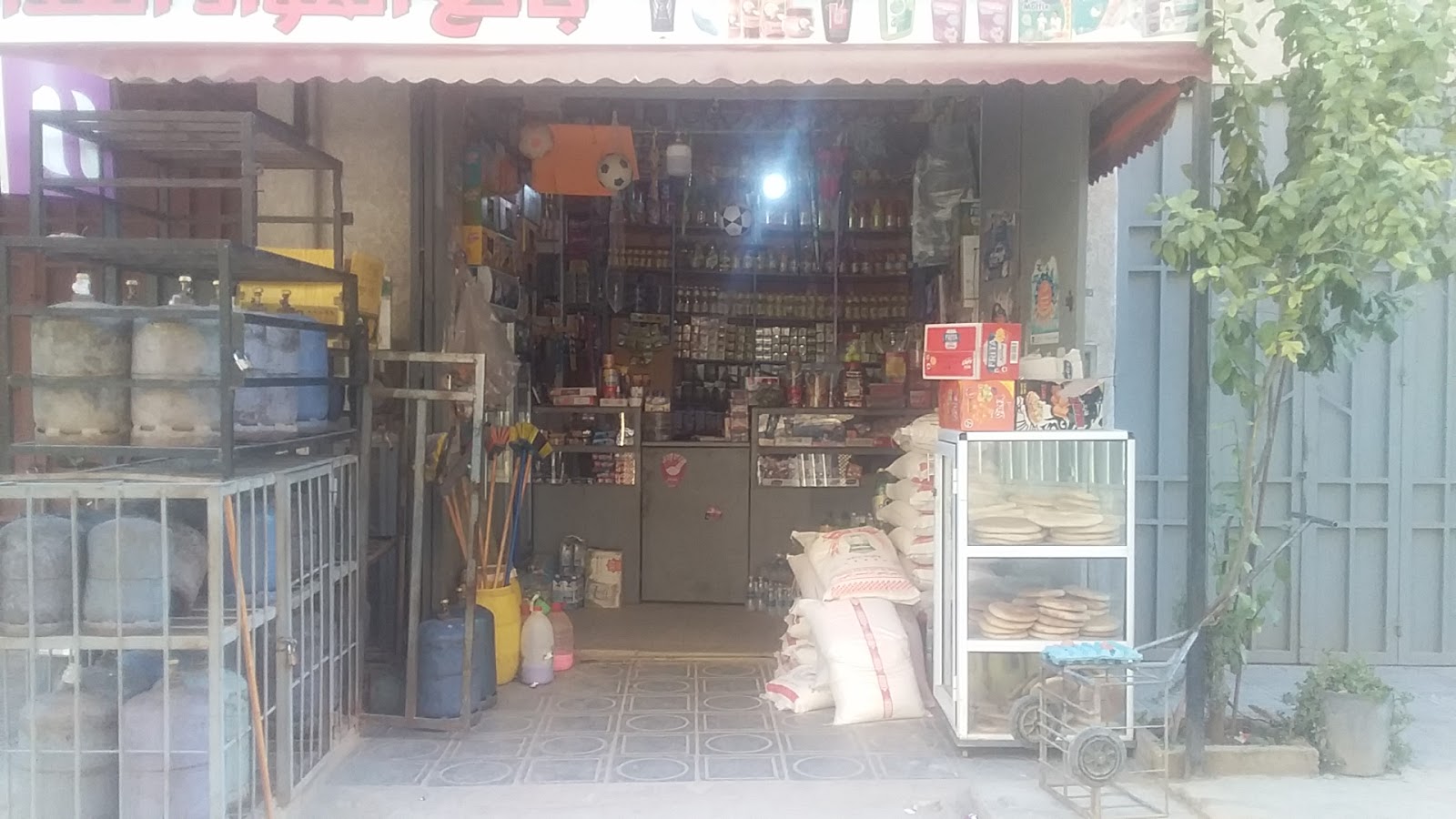 بائع مواد الغدائية