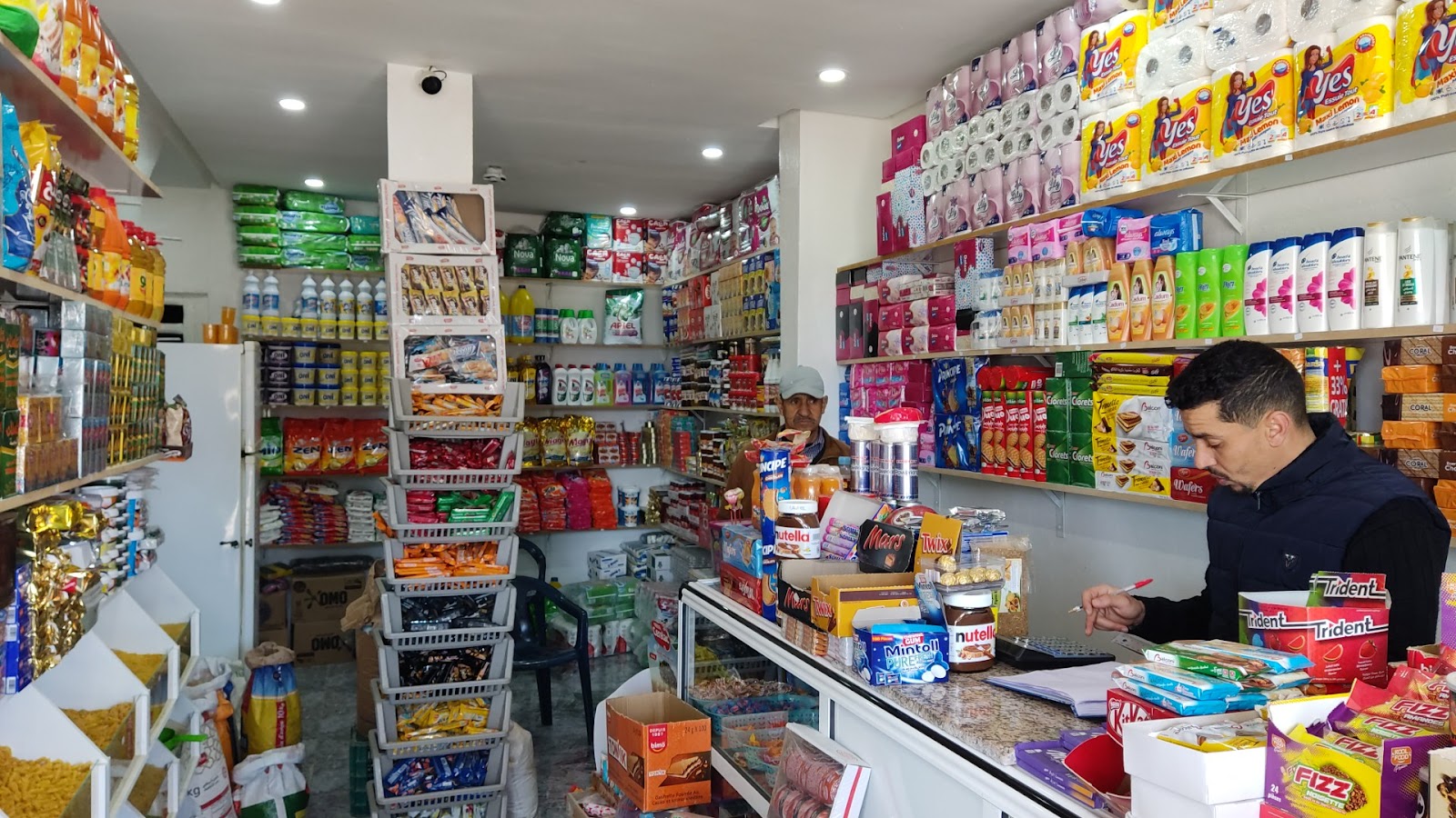 متجر عادل للمواد الغذائية