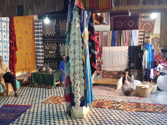 Fabrication et vent des tapis berbèrs & bijoux en argent - Aït Baha - +212 695-910693