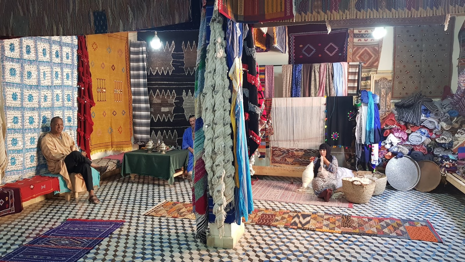 Fabrication et vent des tapis berbèrs & bijoux en argent - Aït Baha