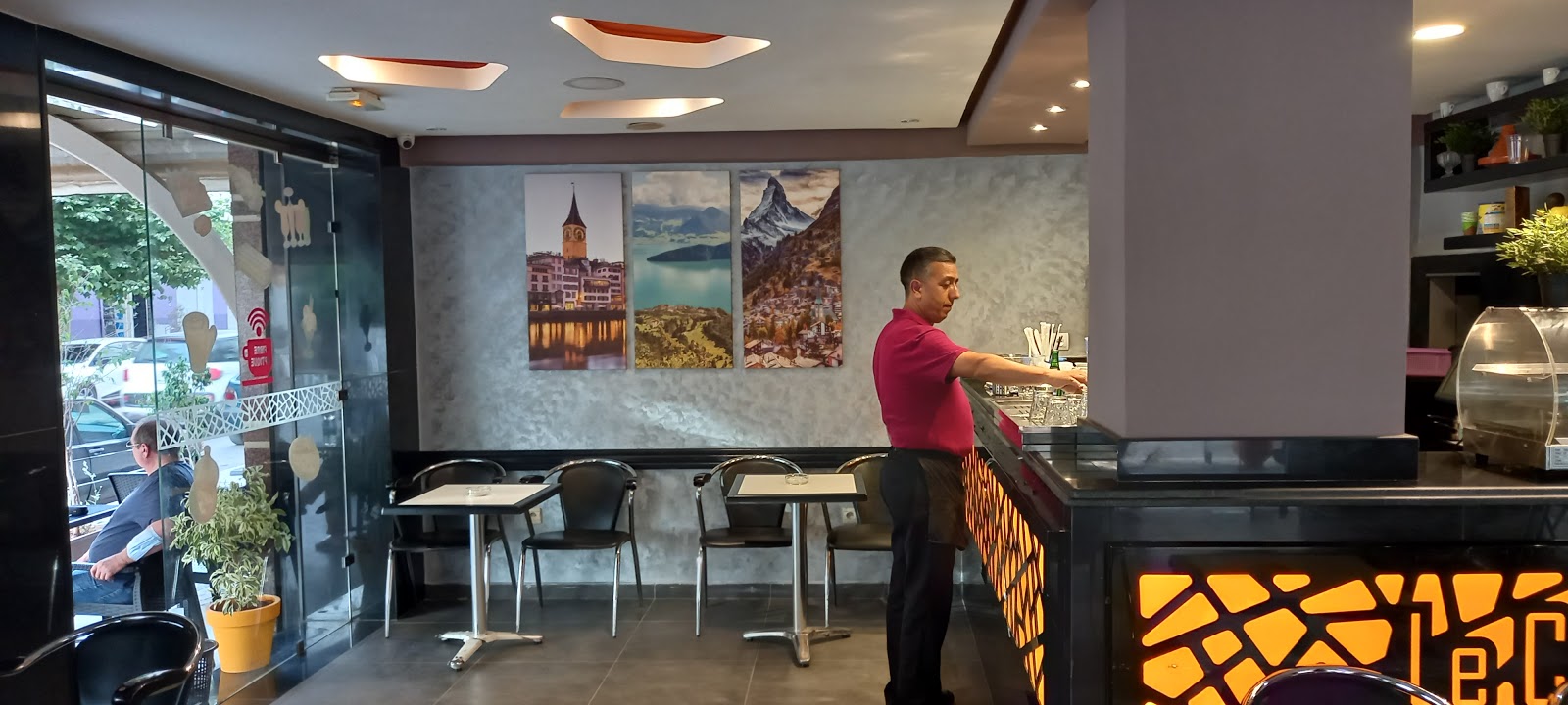 Le café suisse مقهى سويسرا - Meknès