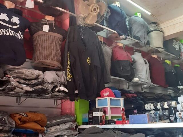 الملابس الجاهزة عند شاكر Magasin de vêtements à Shaker - Ctre Commune Ourtzarh -