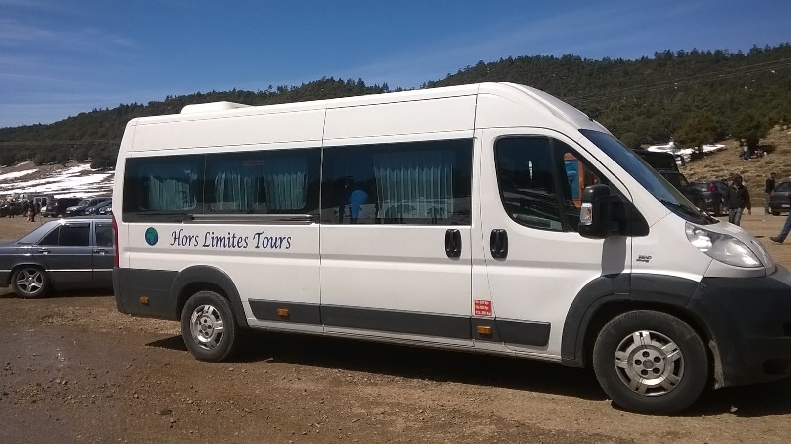 Hors Limites Tours [ transport personnel] / transport touristique/ voiture avec chauffeur/ transport scolaire / navette aéroport.