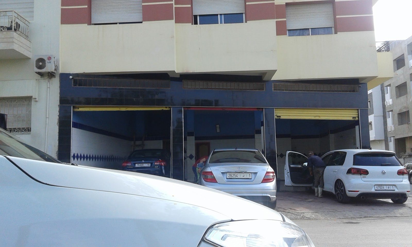 LAVAGE AUTO CHEZ CHEBKI ( LES VOITURES ET LES TAPIS )