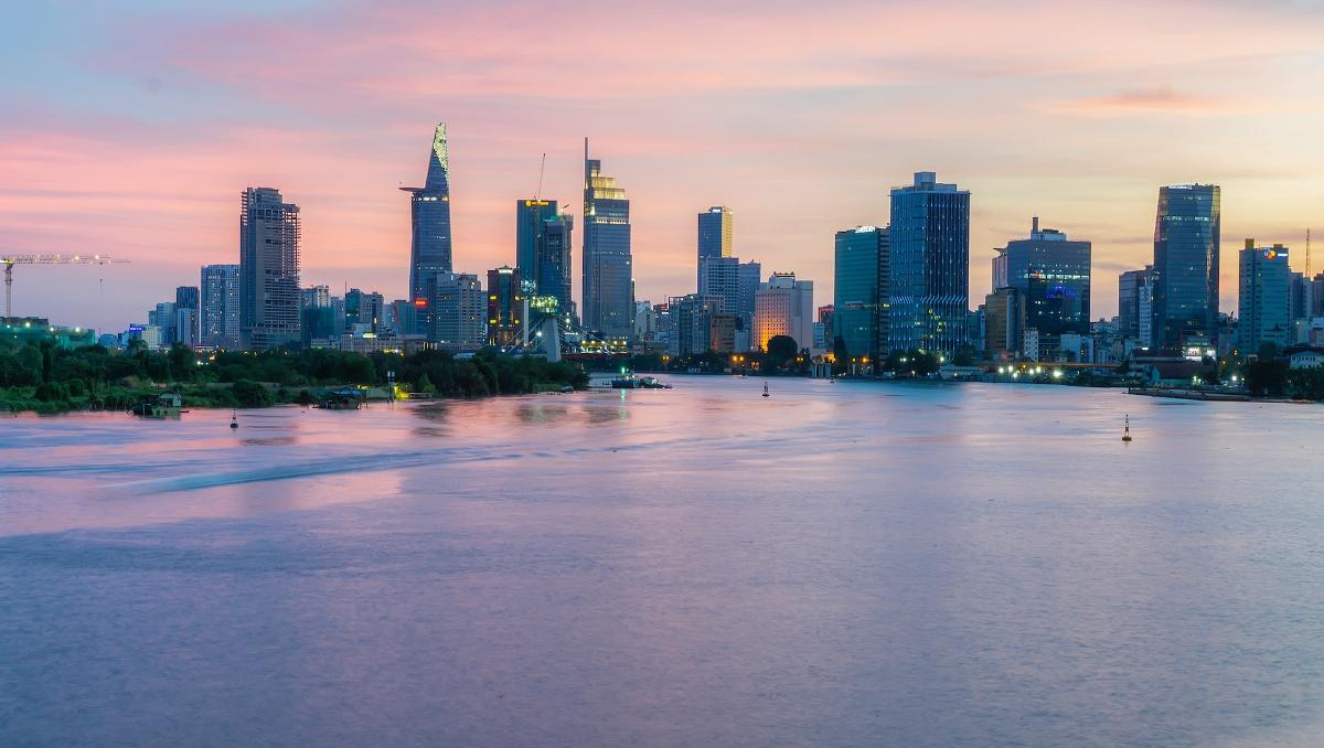 إسرائيل تستهدف قيادات عسكرية: سقوط ضحايا في مناطق سكنية – التلفزيون الإيراني يكشف التفاصيل!