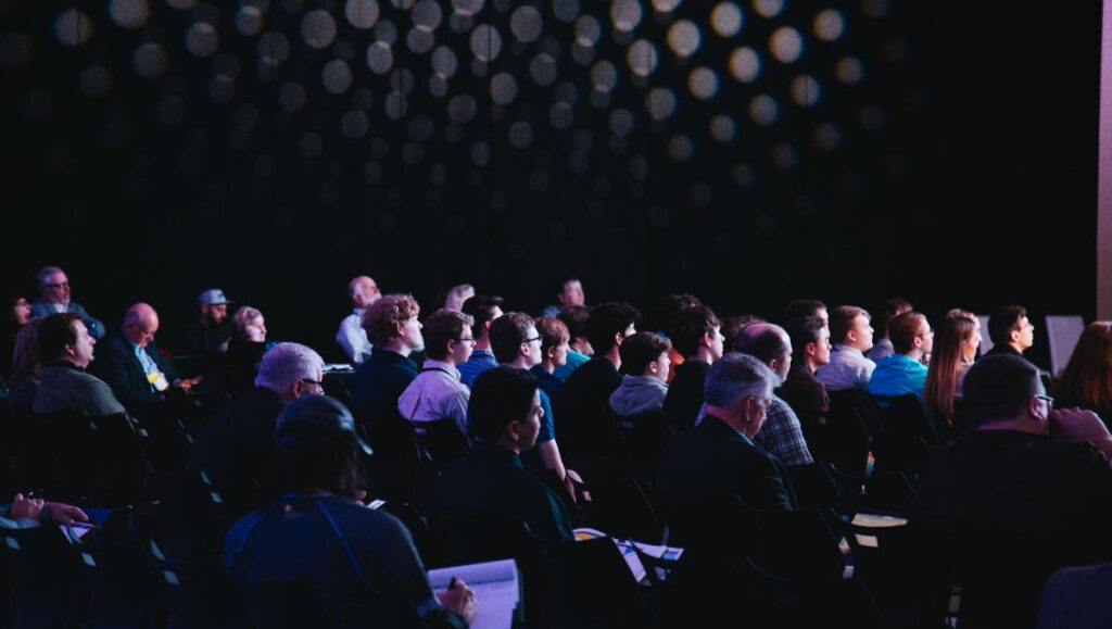 الأمهات والميكروبات: كيف تشكل الأدمغة الصغيرة؟