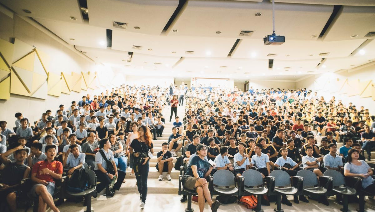 تراجع عالمي حاد: الذهب يفقد بريقه مؤقتاً بعد موجة صعود قياسية!