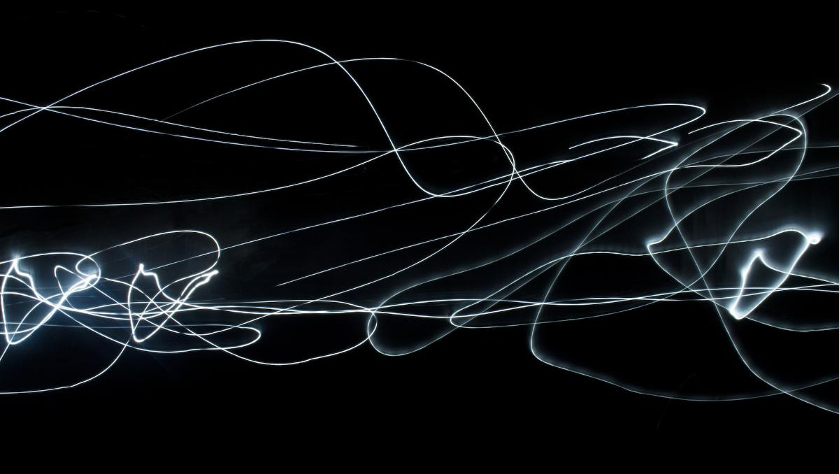 جيجي حديد: هل فعلاً نفت ارتباطها بإبستين؟